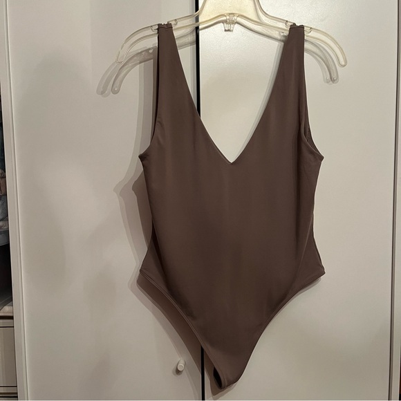 Aritzia Babaton contour V-neck bodysuit - Picture 2 of 5
